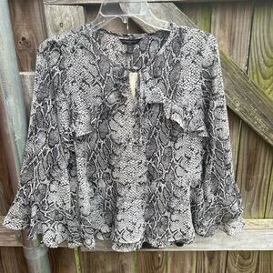 👗Banana Republic bell sleeve top